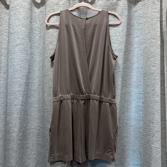 🚨2/$10‼️BcbgMaxAzria Andy Romper - Picture 12 of 13